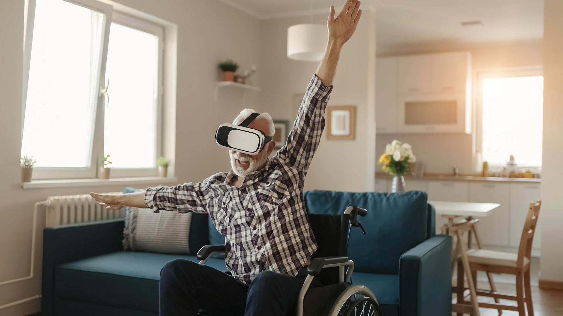 Pyörätuolissa istuva mies tekee kuntoutusohjelmaa virtuaalilasit päässä