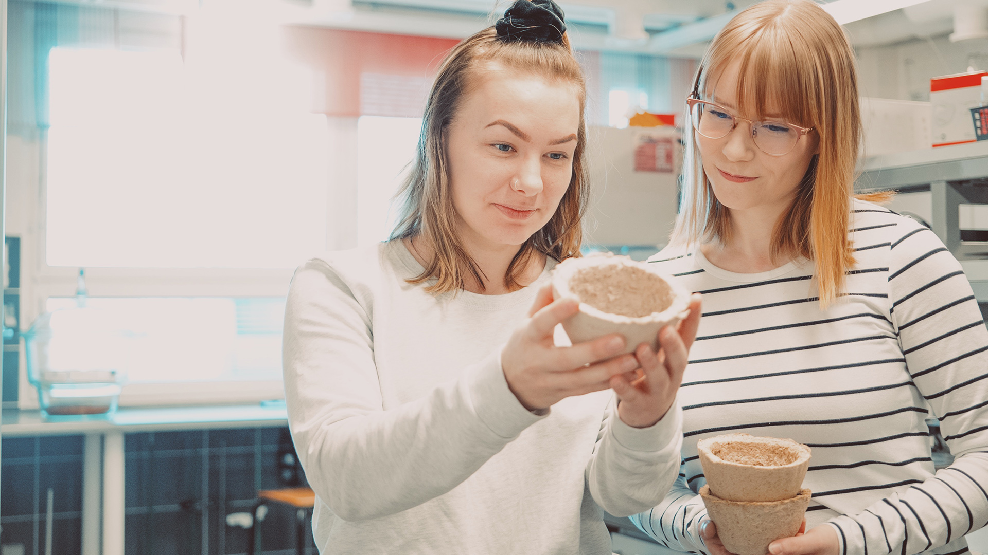 Kaksi opiskelijaa tutkivat kasvatusalustoja