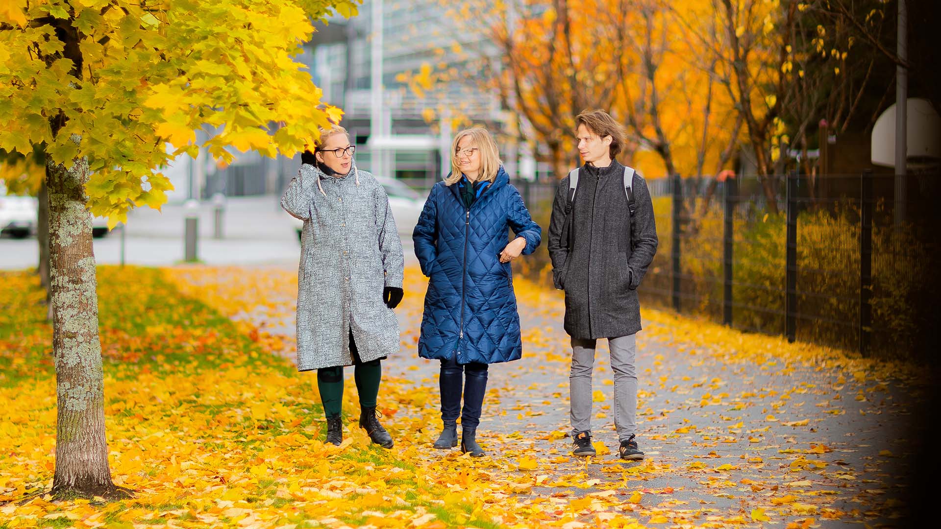 Aikuisopiskelijoita syksyisessä maisemassa