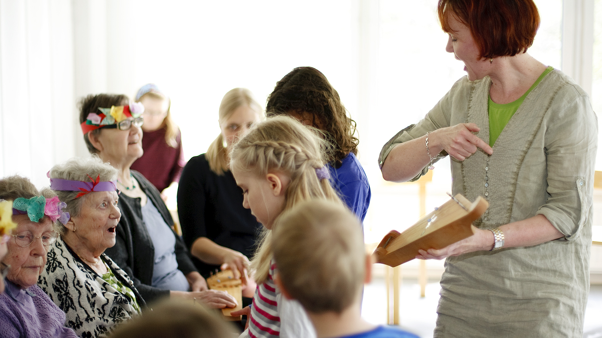 Yhteisömuusikon erikoistumiskoulutus täydennyskoulutus Lapsia ja senioreja musisoimassa ohjaajan kanssa