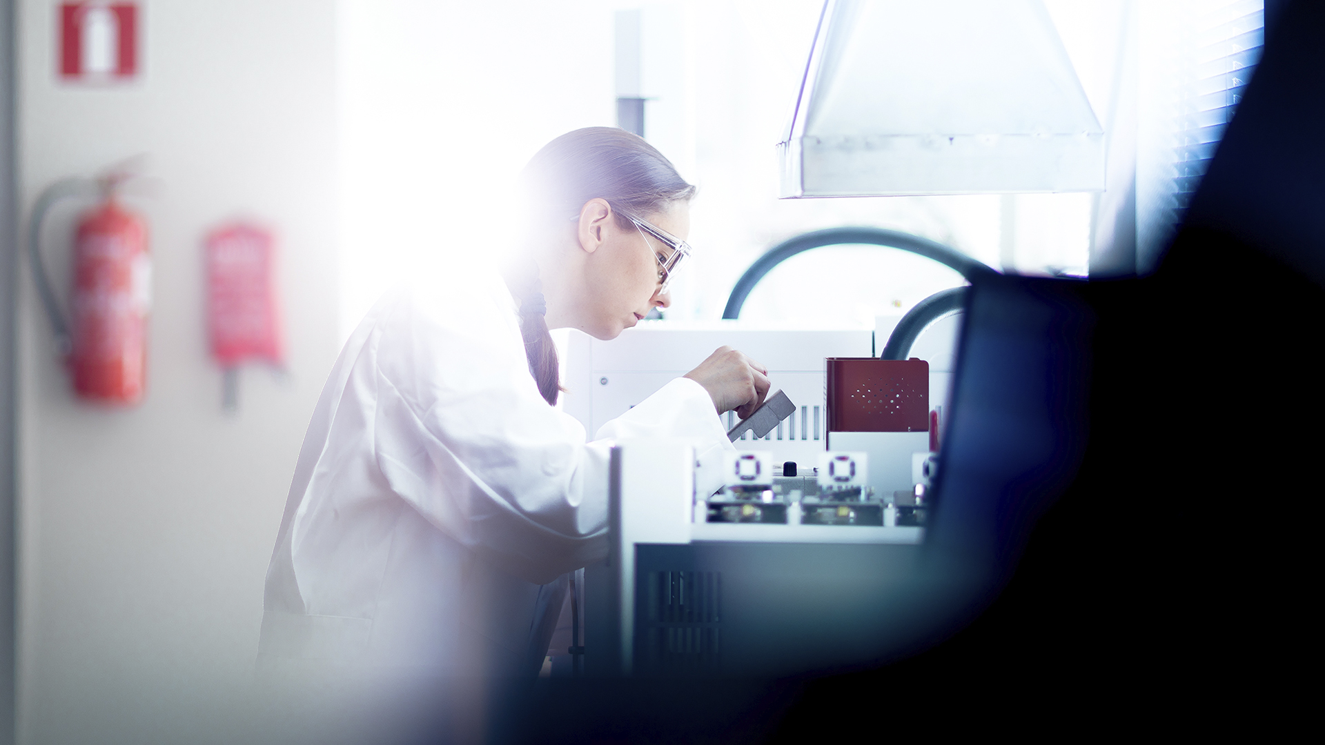 Kemian laboratorio Työntekijä JAMKin kemian laboratoriossa