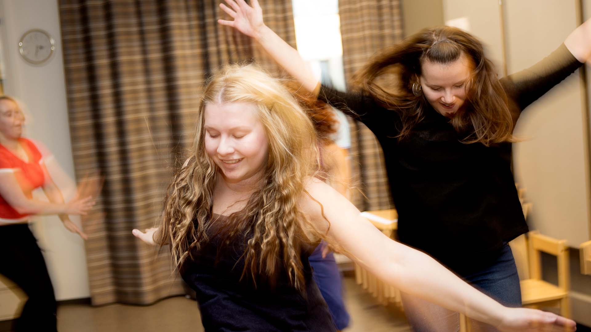 Tanssivia opiskelijoita