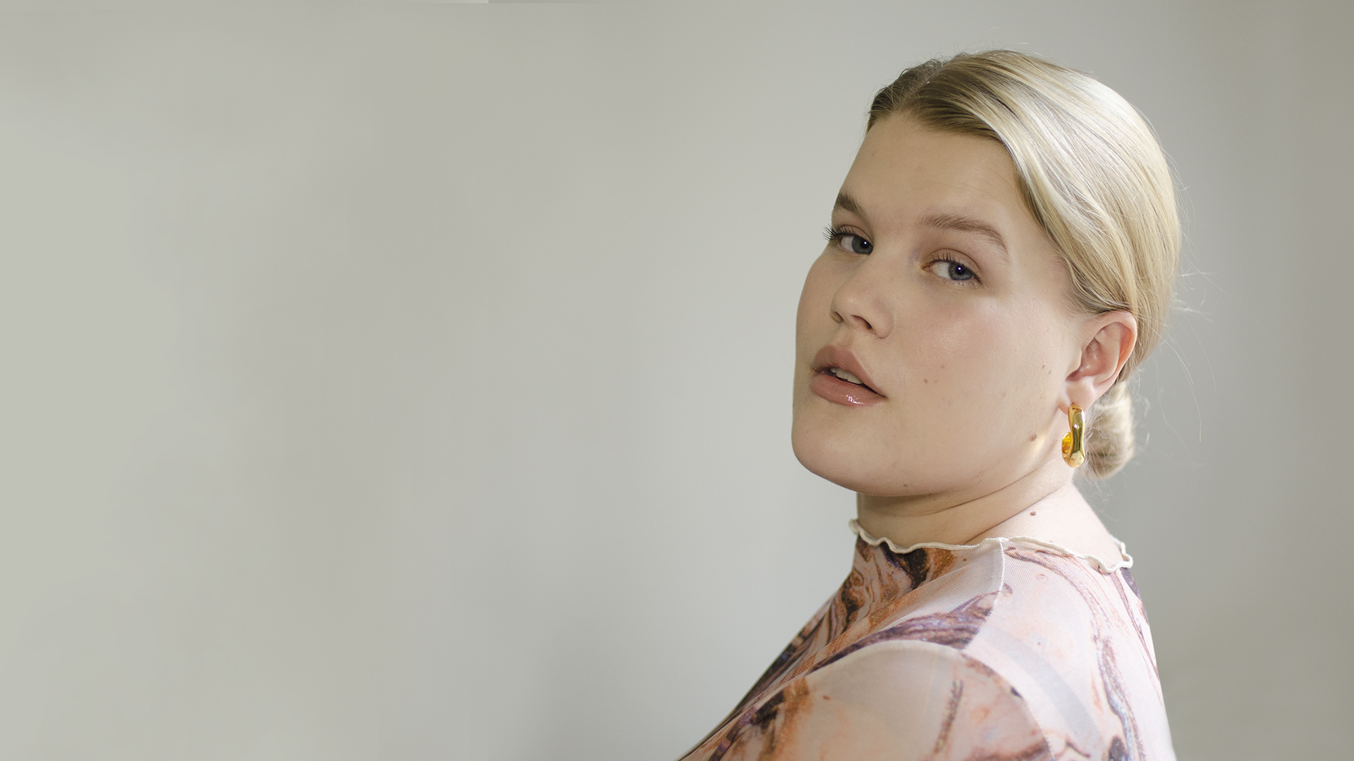 Kuvassa vaaleahiuksinen Linda-opiskelija