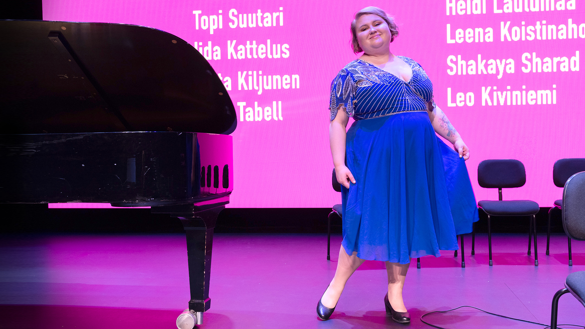 Iida Kattelus esiintymislavalla