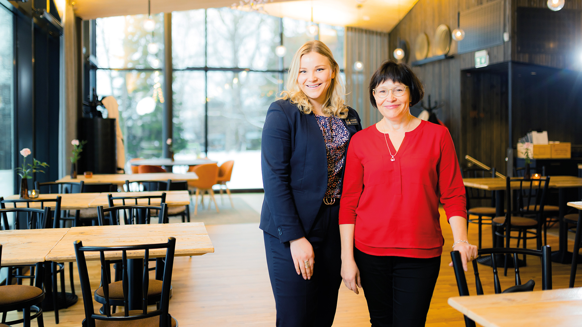 Katriina Pilppula ja Aino Pärnänen Bistro Kirkkopuiston ravintolasalissa