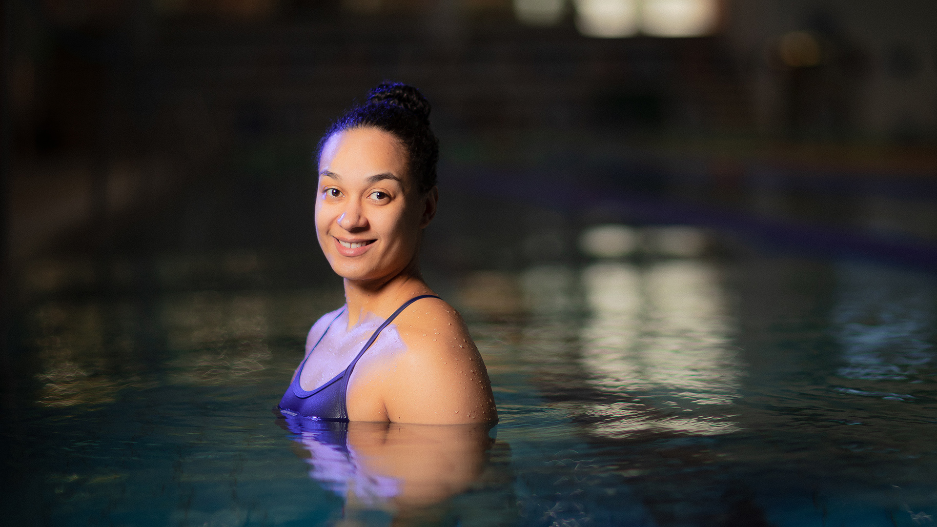 Mimosa Jallow uima-altaassa