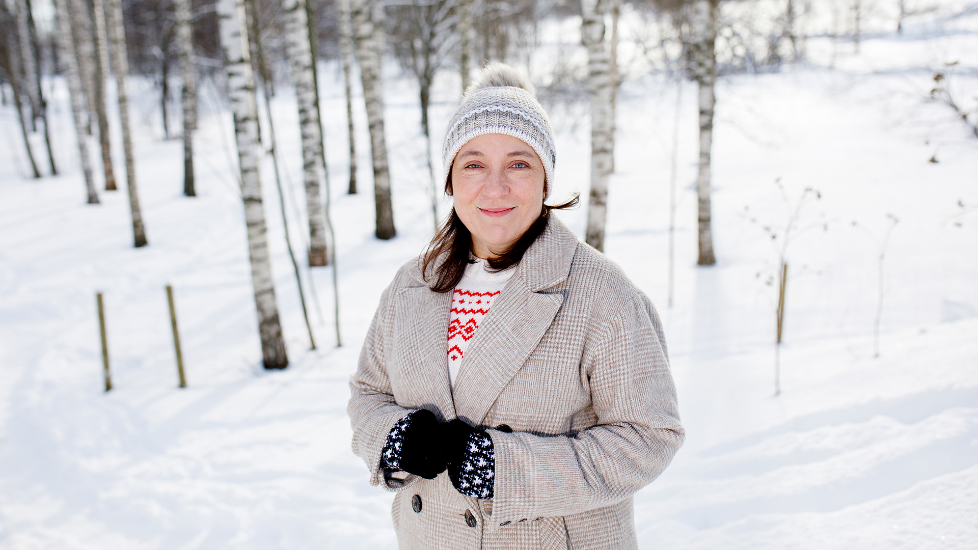 Nina Kaari talvisessa koivikossa