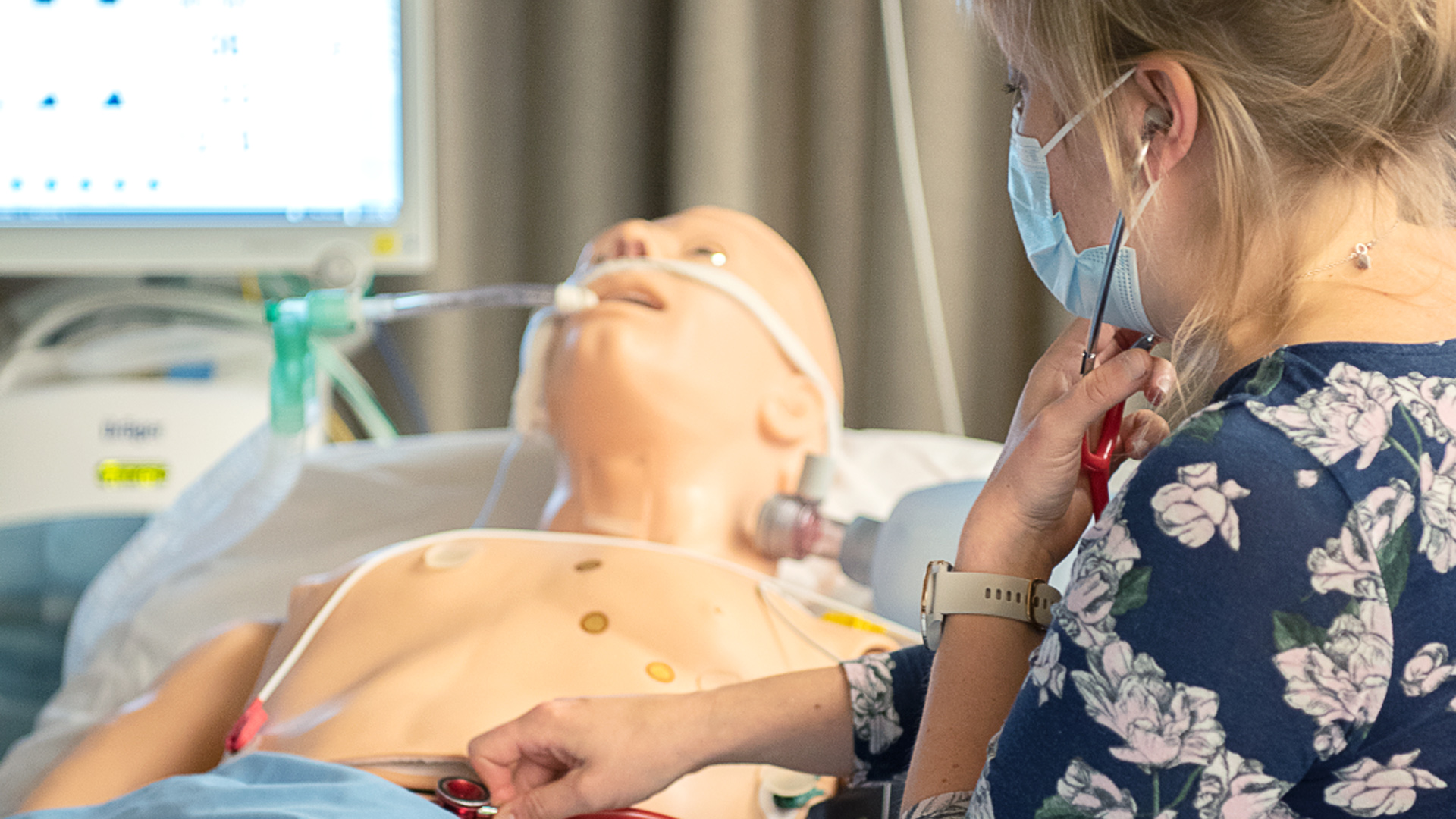 Potilassimulaattori ja asiantuntija hoitohuoneessa