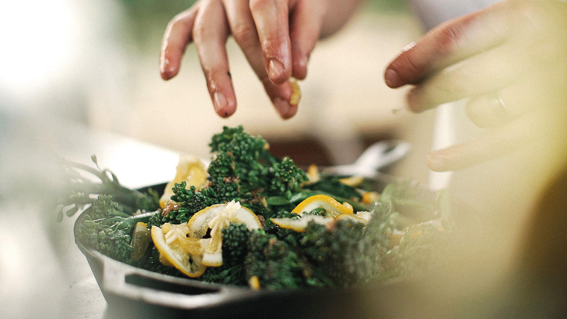 Kokki valmistaa varsiparsakaalia sitruunalla
