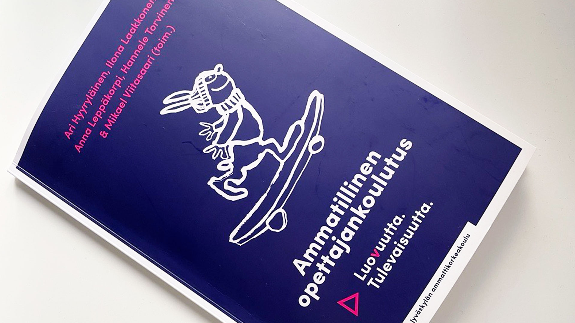 Ammatillinen opettajankoulutus -kirjan kansikuva