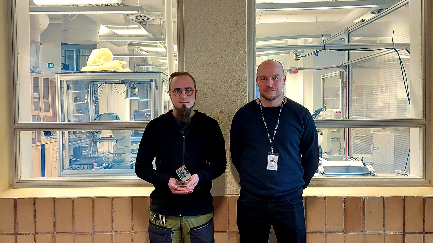 Juho Riekkinen ojensi palkinnon voittajatiimiä edustaneelle Tuukka Hänniselle