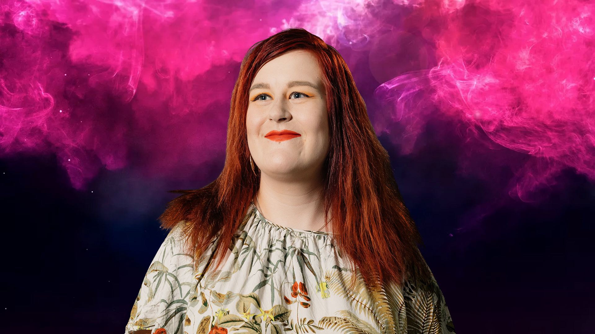 Nuori nainen avaruustaustan edessä