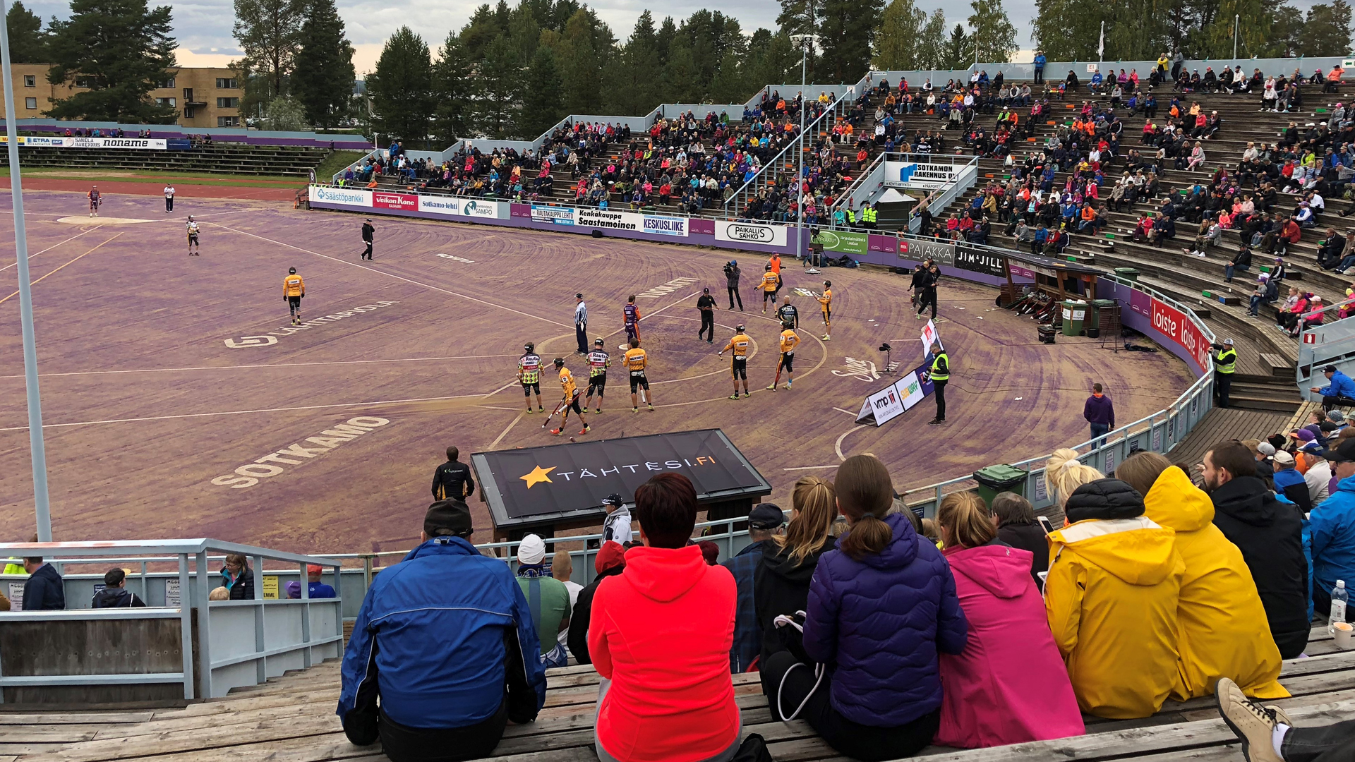 Pesäpallostadion ja yleisöä Sotkamossa