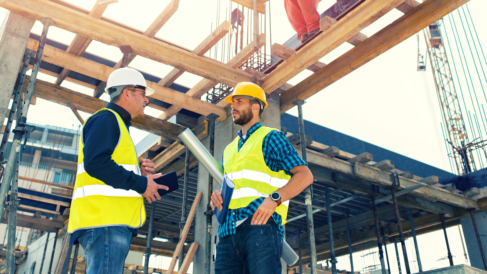 Rakennusmestarit työmaalla