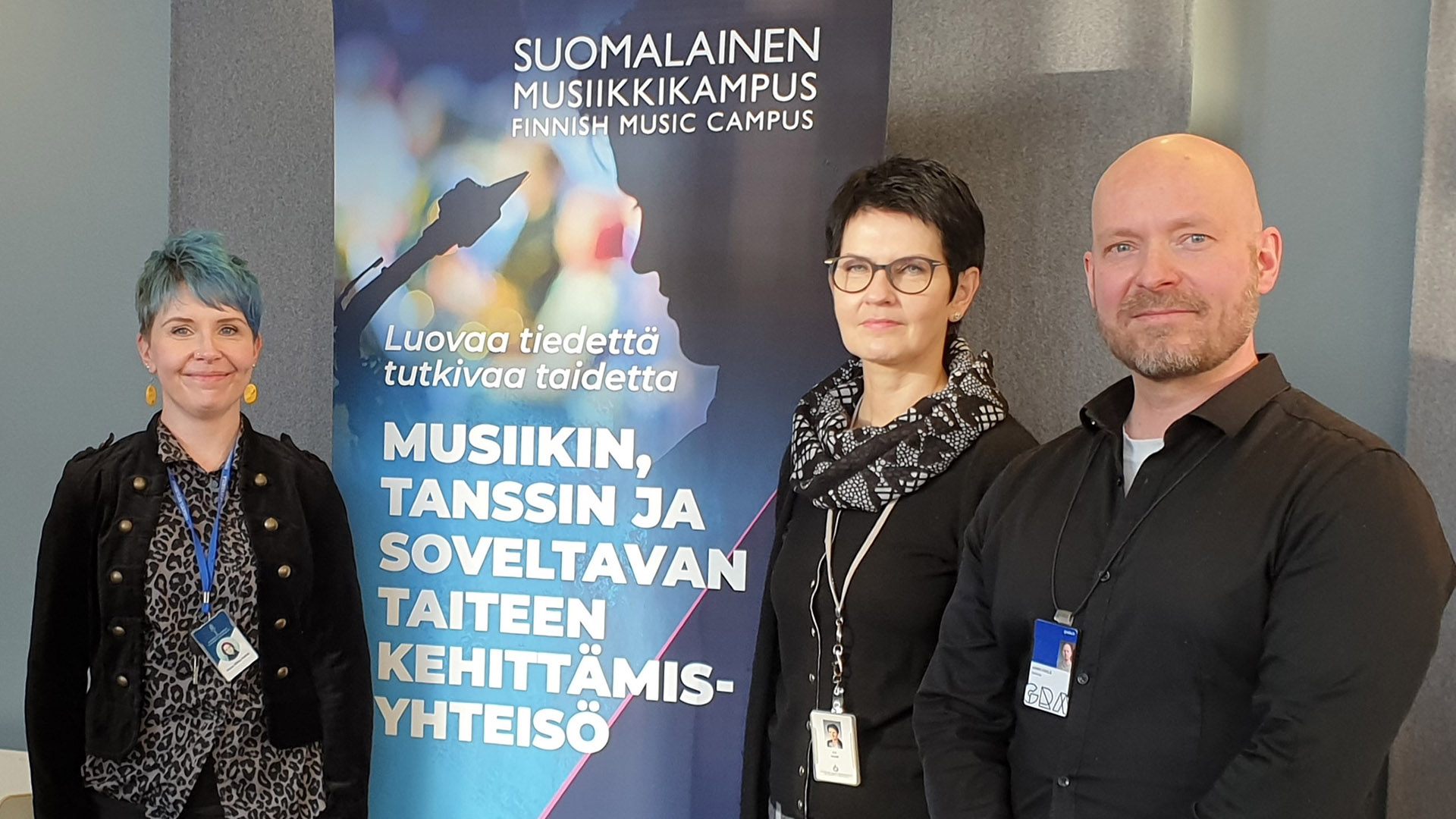 Kuvassa Suomalaisen Musiikkikampuksen operatiivinen johtotiimi Henna-Riikka Peltola Jyväskylän yliopistosta, Eva Halme Jyväskylän ammattikorkeakoulusta ja Jarmo Kivelä Gradiasta.
