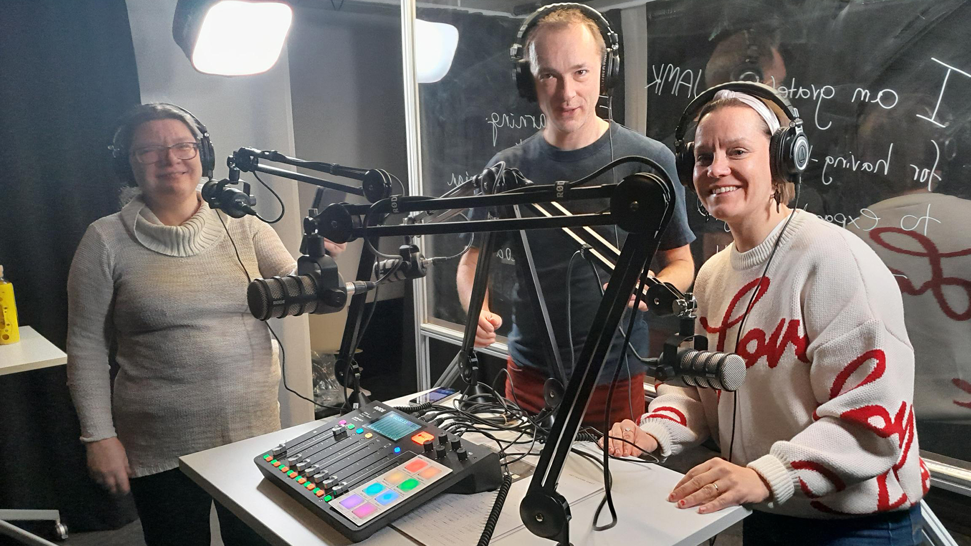 Mus&Te-hankkeen asiantuntijoita äänitysstudiossa.