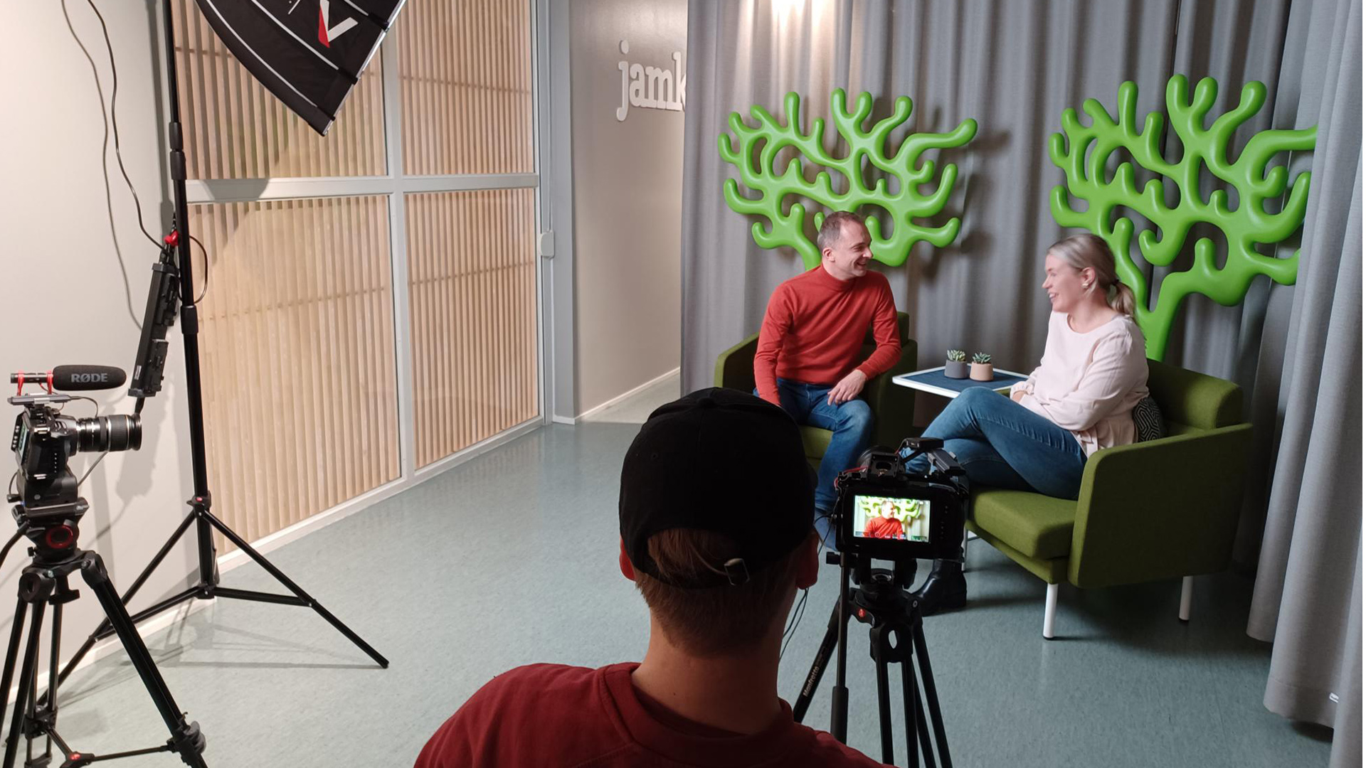 Mus&Te-hankkeessa tuotettavia videoita kuvattiin Jamkin studiolla.