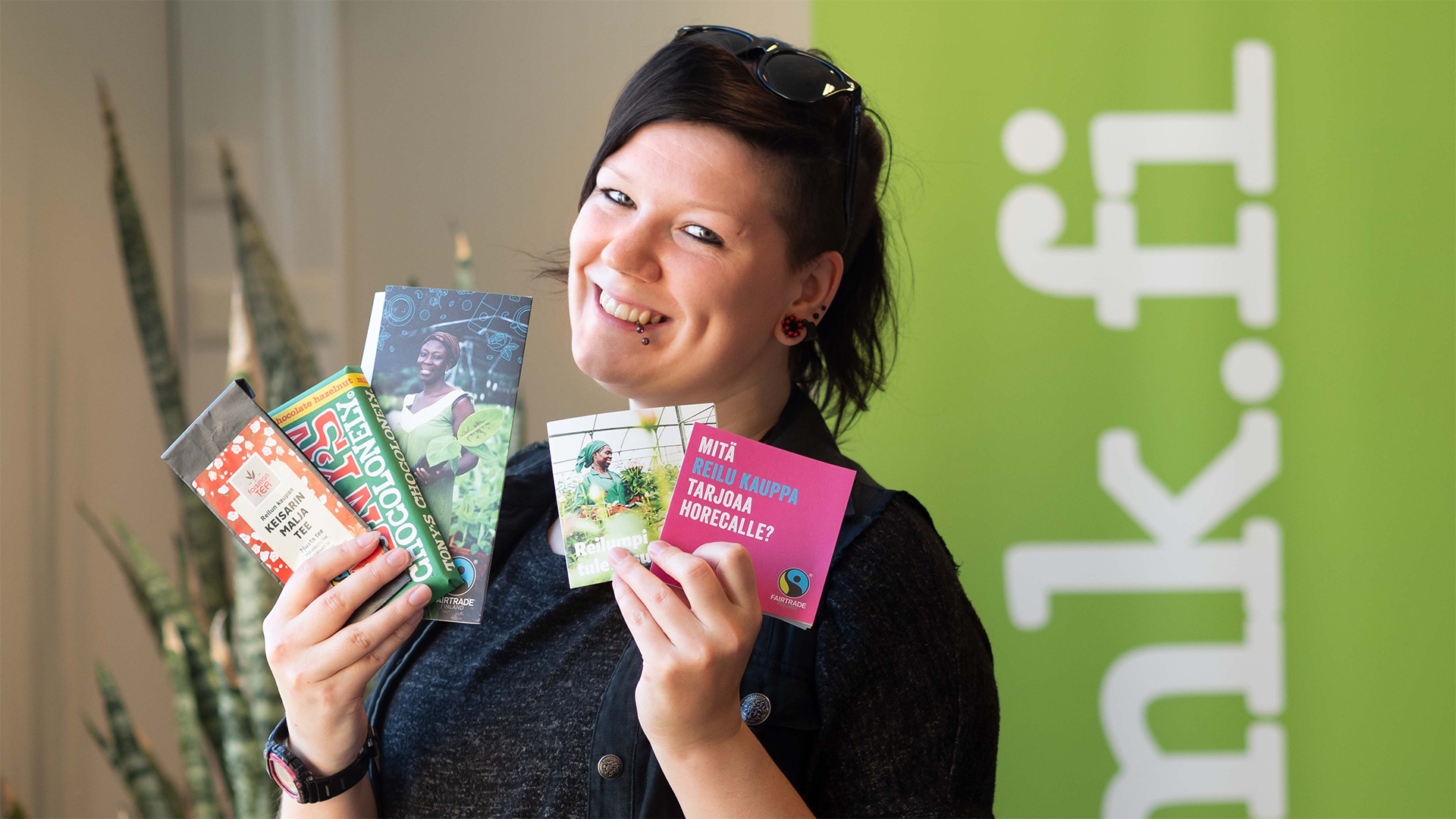 Nainen käsissään reilun kaupan tuotteita