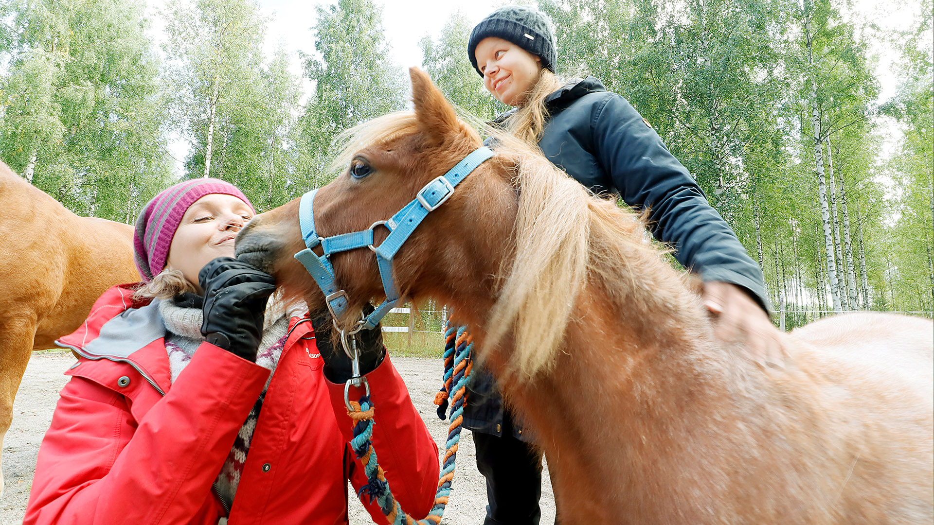 Riikka Laaksonen ja Selina Pääkkönen hevosen kanssa