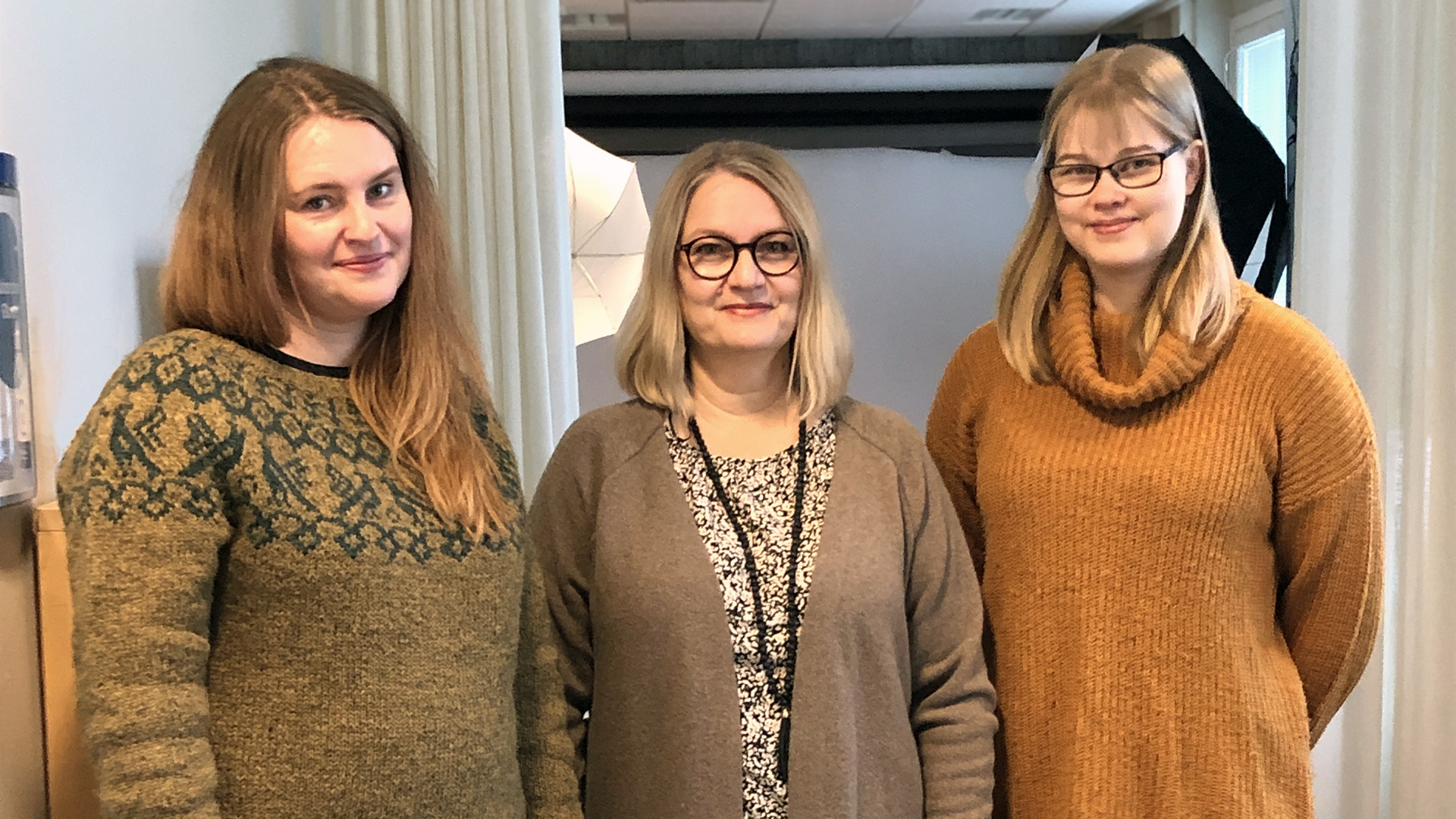 YYamk Heini Riikka ja Stella Digikeskuksella Kolme henkilöä seisoo Jamkin digikeskuksen käytävällä