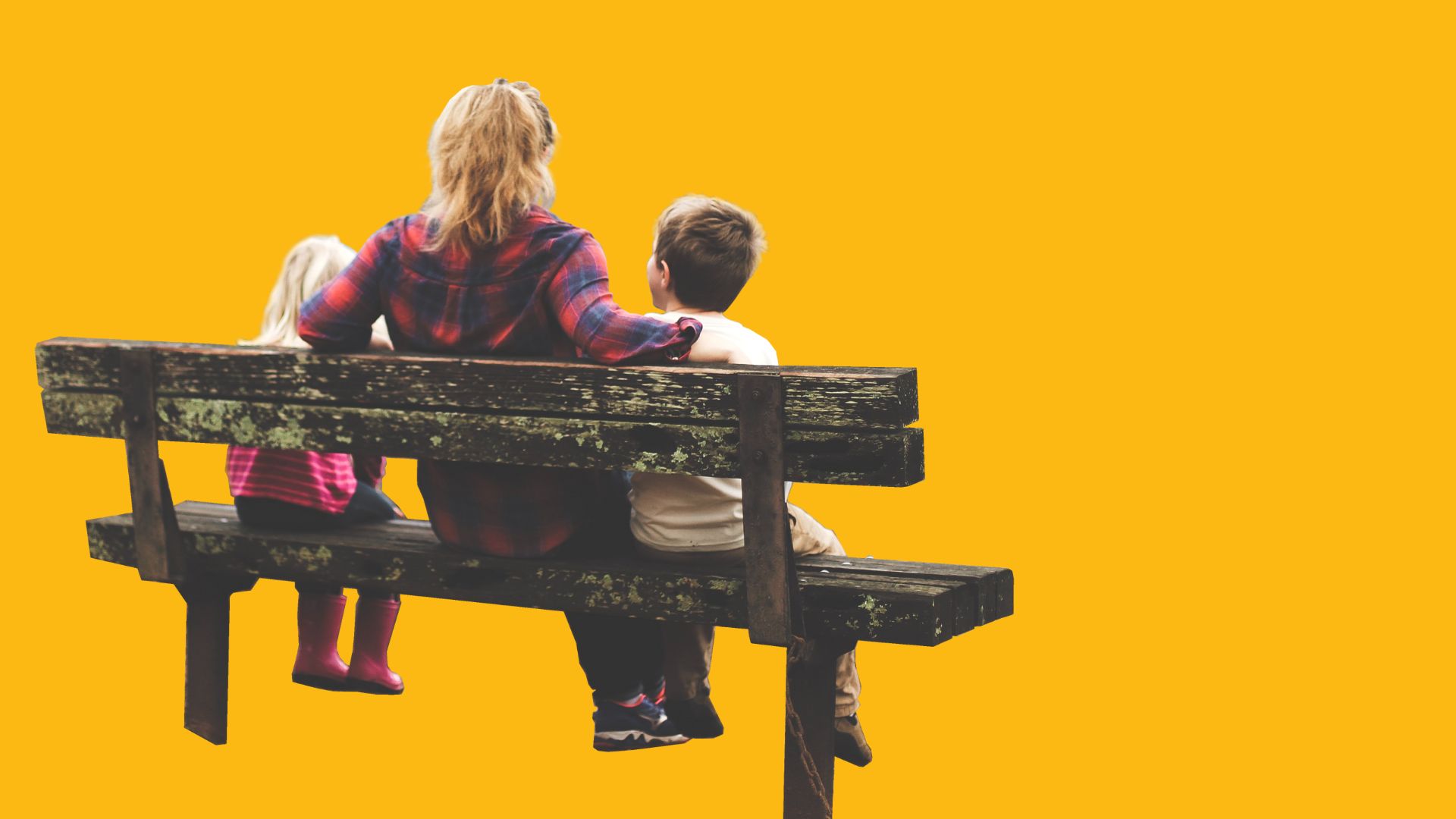 Aikuinen istuu kahden lapsen kanssa penkillä selin katsojaan päin.