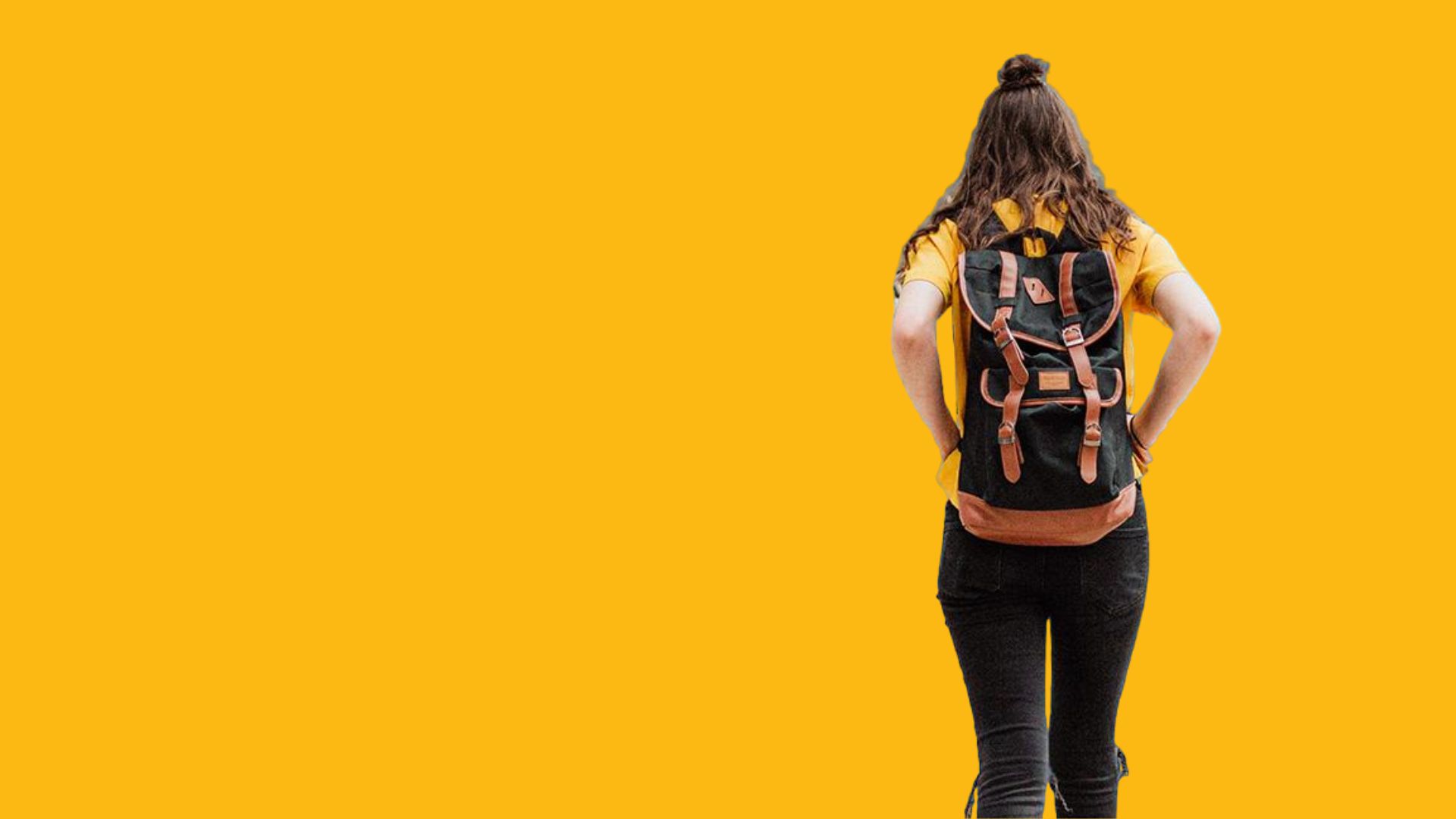 Henkilö kävelee reppu selässä.