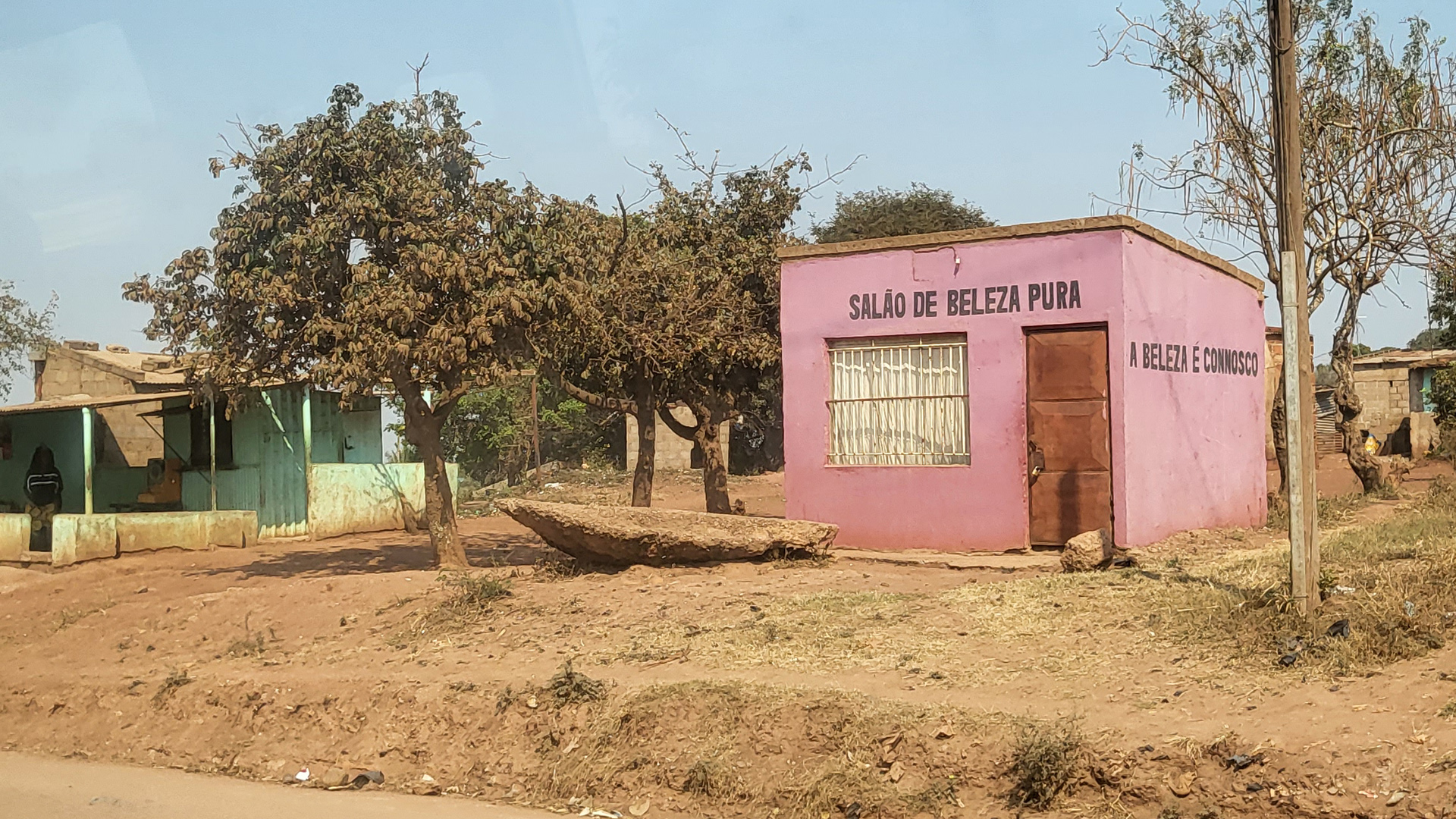 A small house by a sandy street in Mozambiqan village.