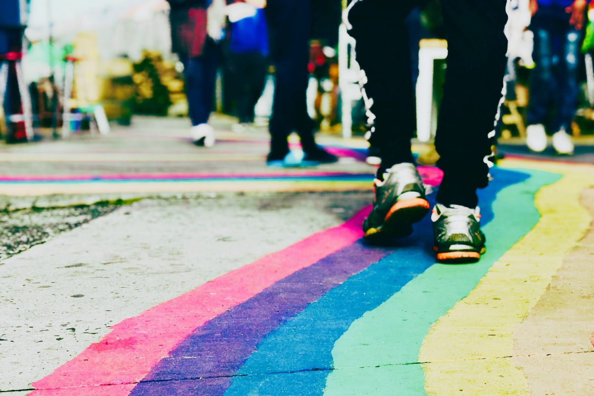 Lenkkikengät jalassa olevia ihmisiä ulkona