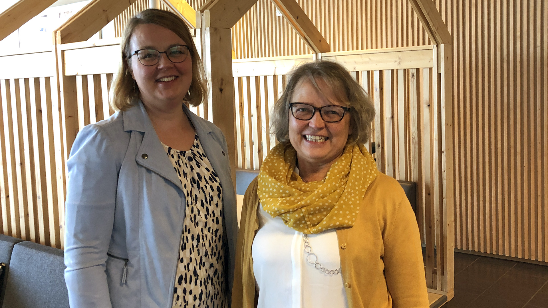 Mervi Lehtola ja Seija Eskola Jamkilla hymyilevät