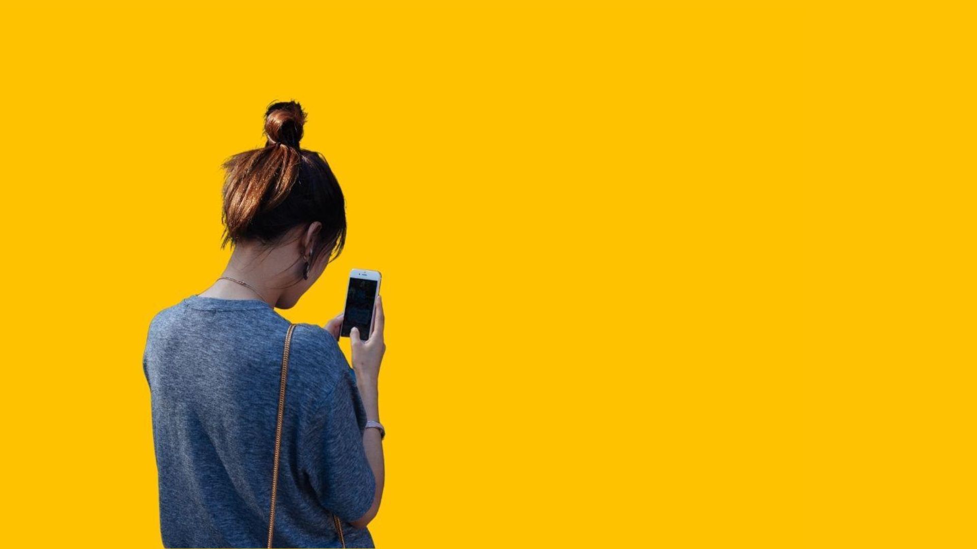 Henkilö pitelee käsissään älypuhelinta.