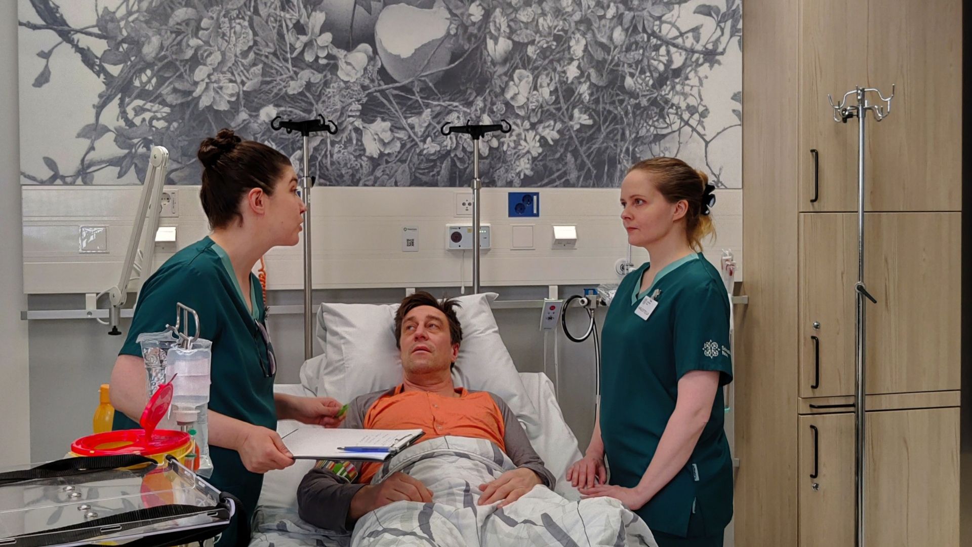 hoitohenkilökunta keskustelee potilaan kanssa