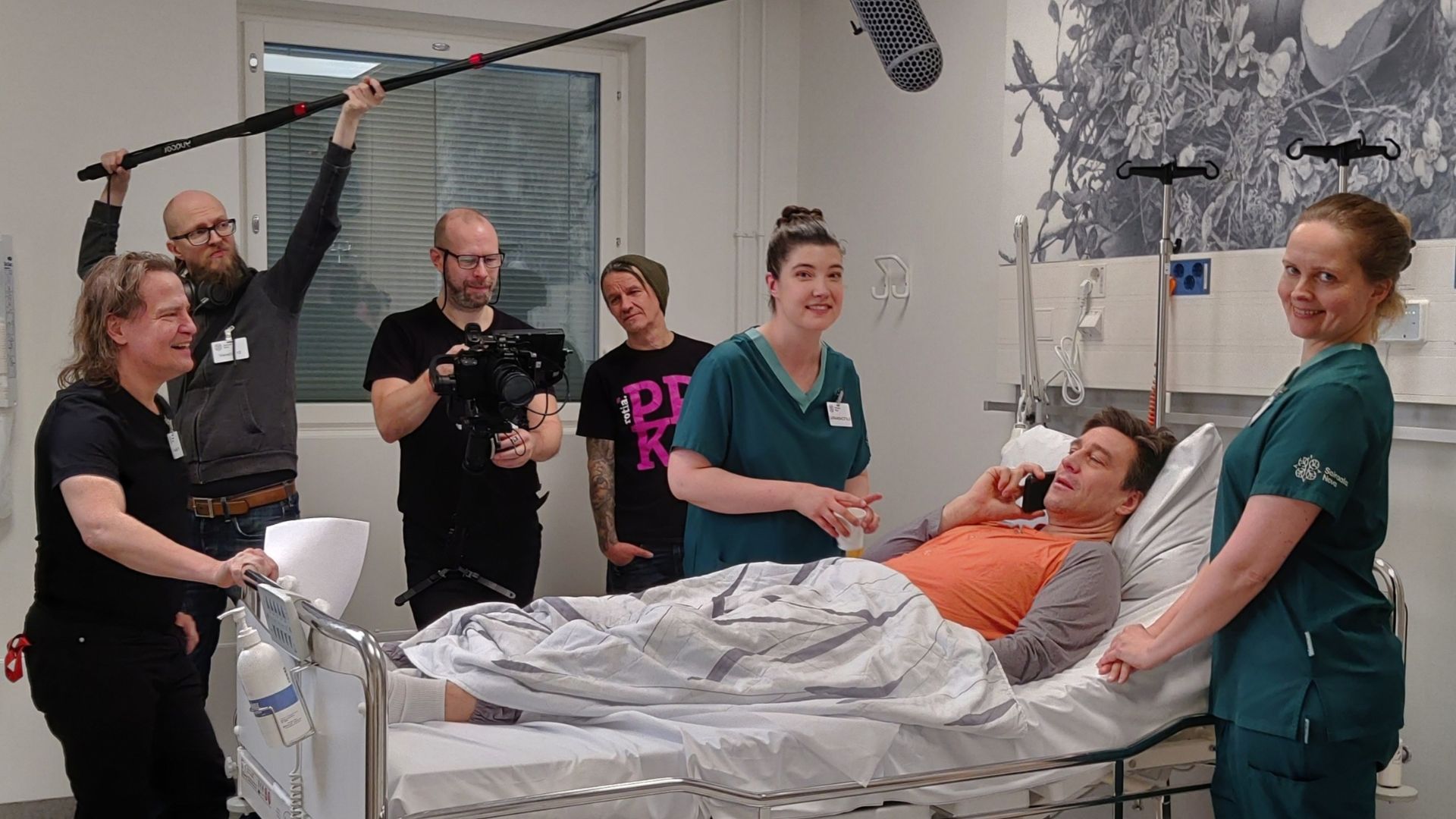 kuvausryhmä kuvaa hoitotilannetta