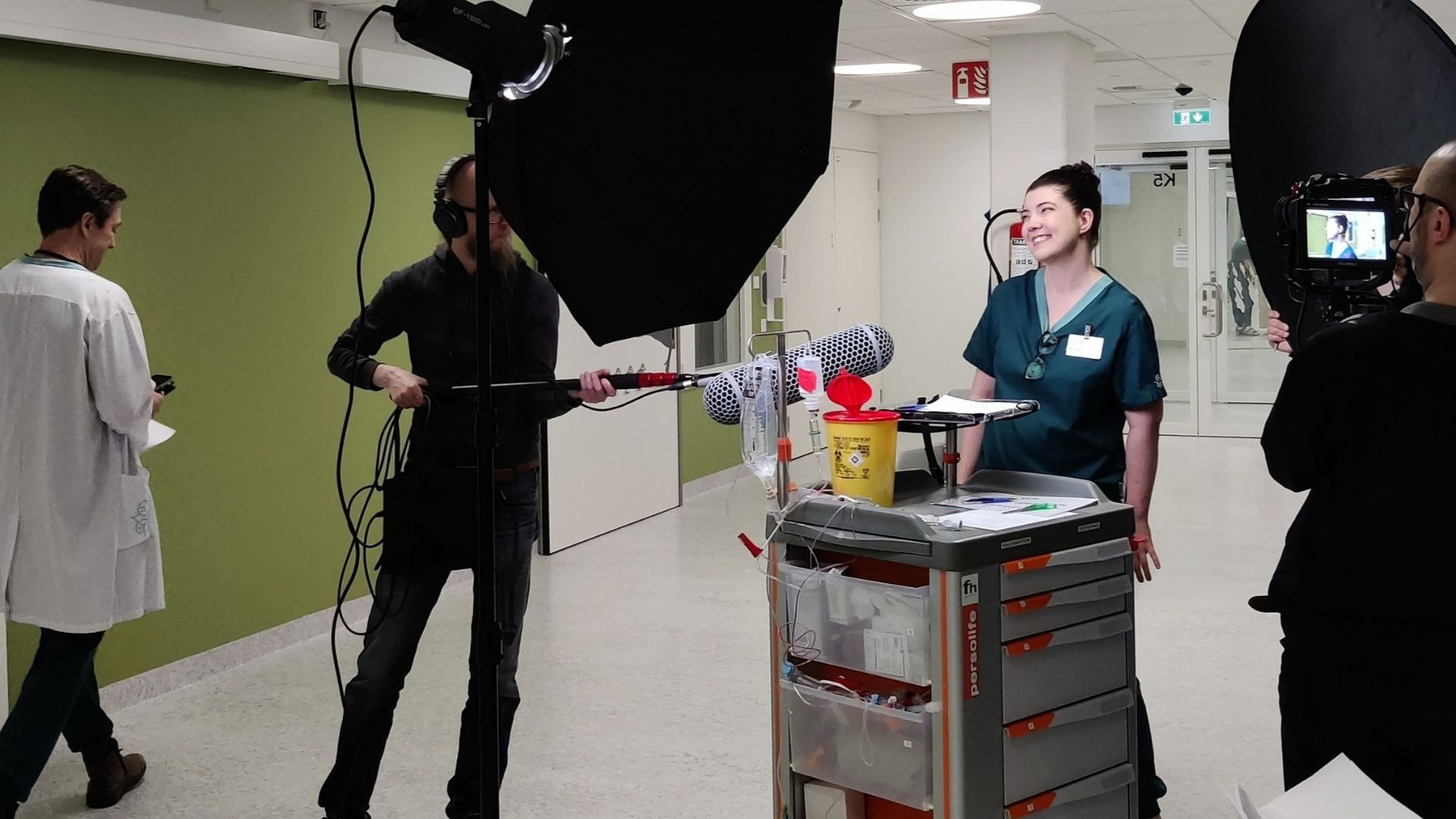 hoitaja puhuu kuvausryhmälle