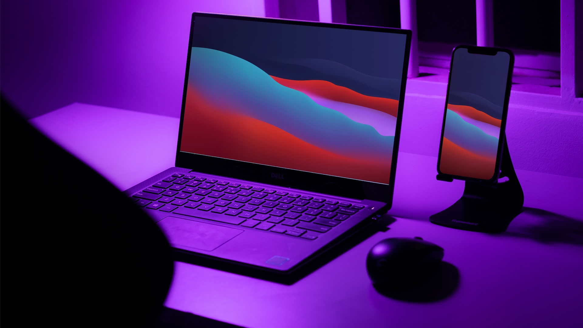 Tietokone pöydällä