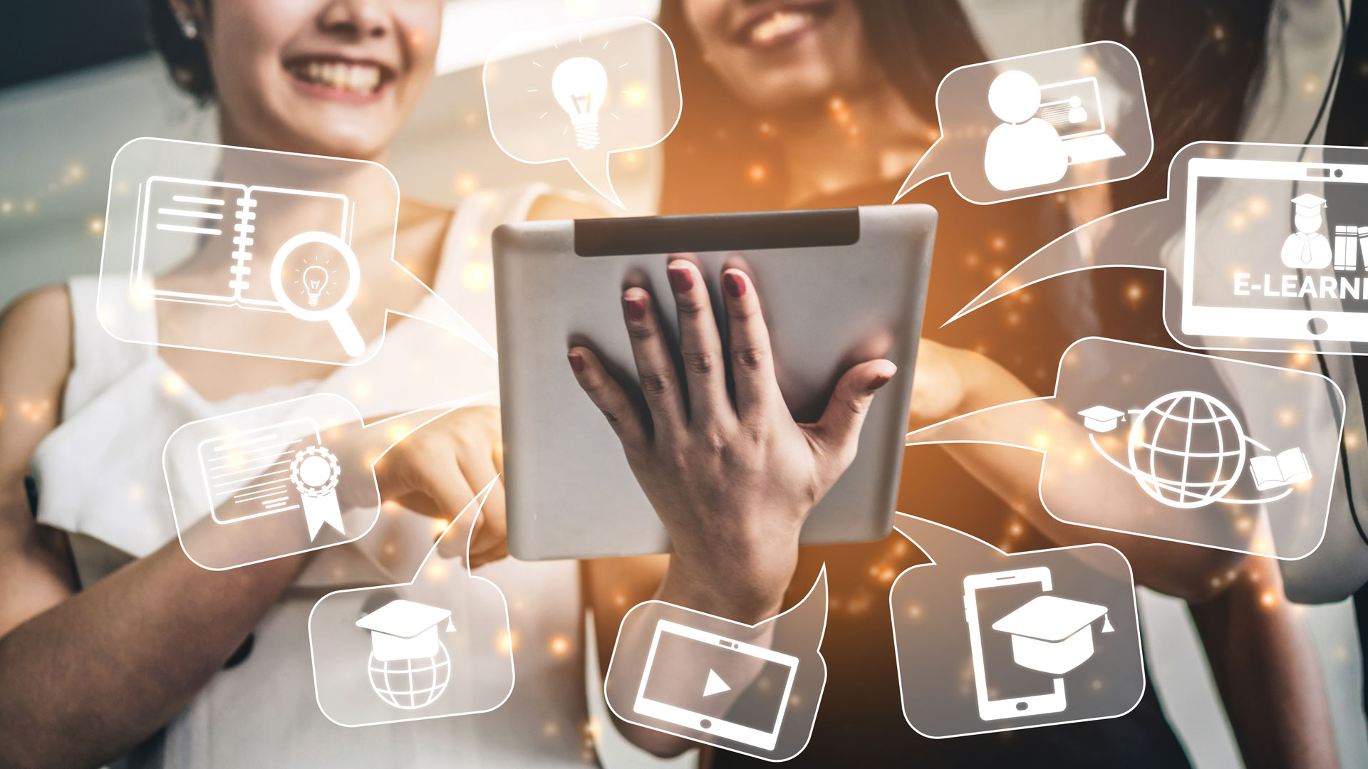 Kaksi opettajaa IPadin äärellä