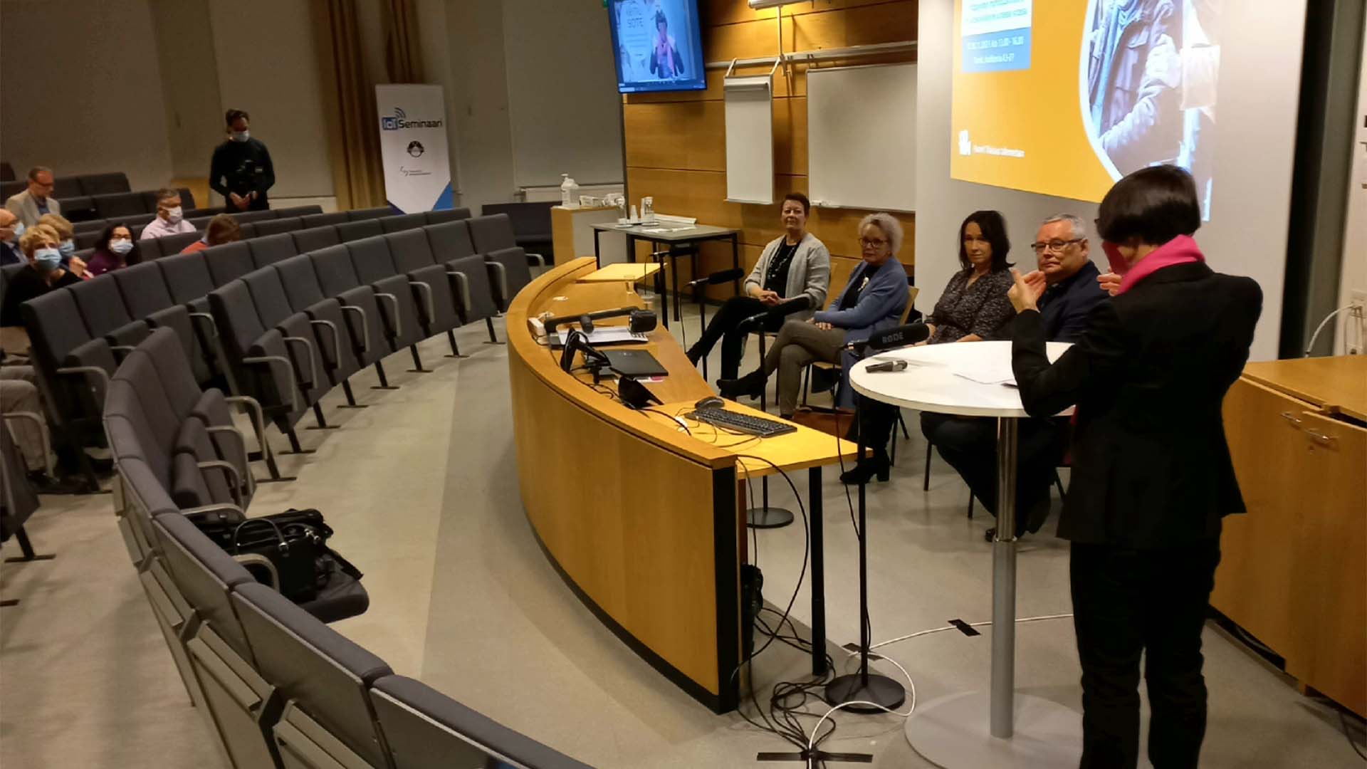 Väliseminaarin paneelikeskustelu