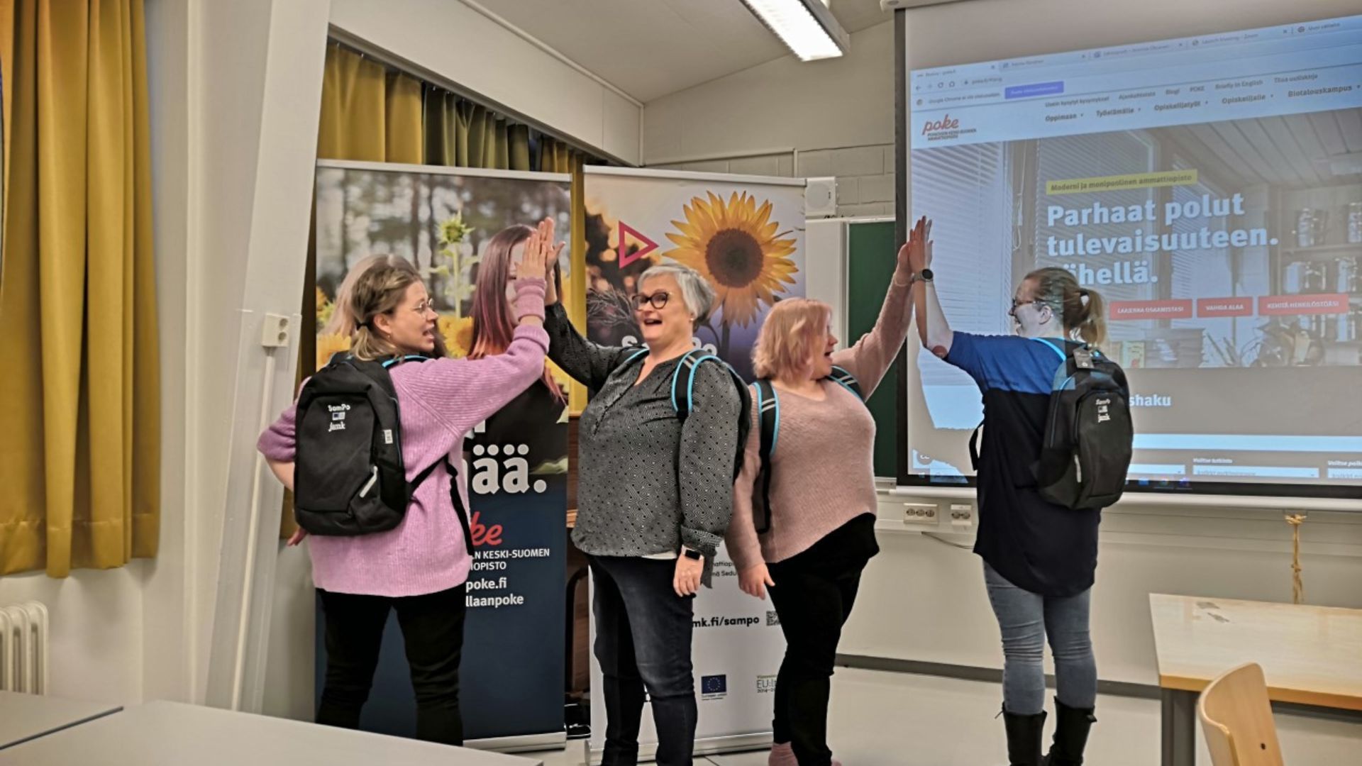 ihmiset lyövät käsiä yhteen