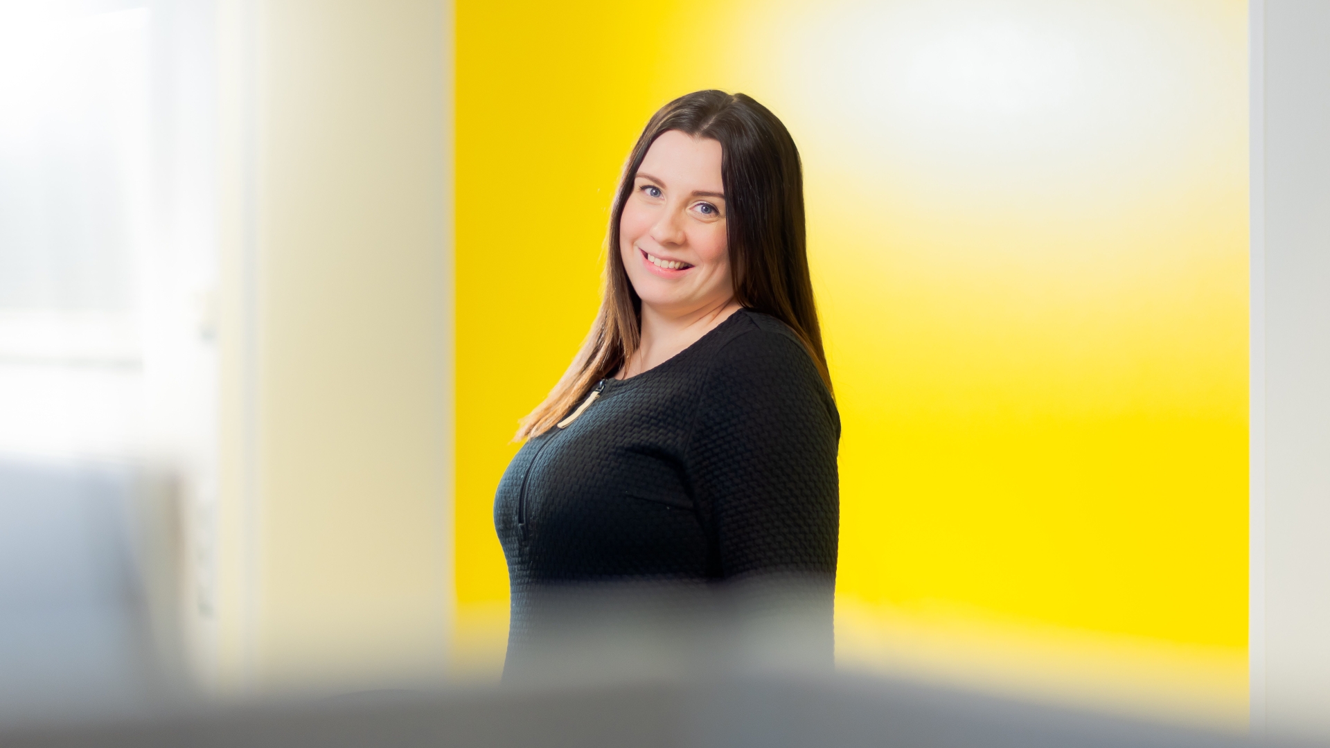 Lilli Luoma-aho keltaisella taustalla