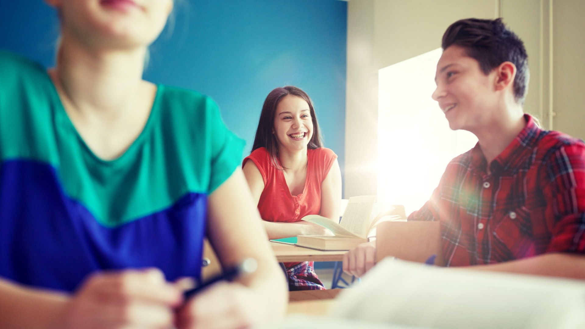 Iloisia nuoria lukiolaisia