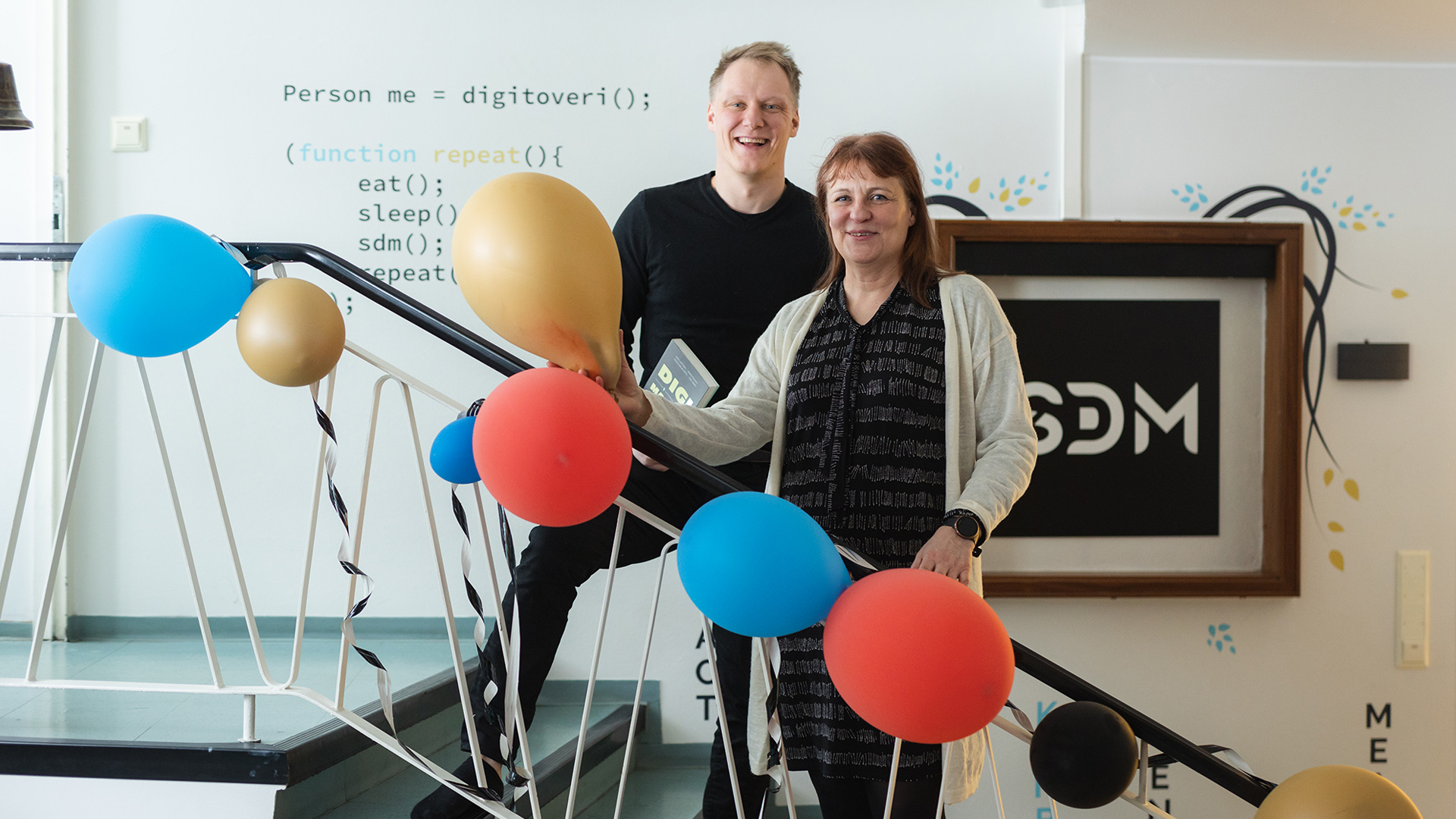 amkin asiantuntija Heidi Neuvonen ja Suomen digimarkkinoinnin Niko Lahtinen toimistossa