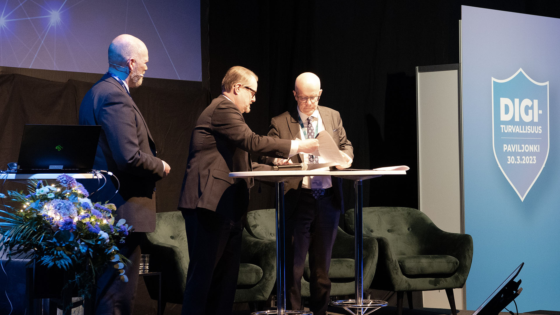 FICEC-keskuksen allekirjoitustilaisuus Digiturvallisuusmessuilla. Jamkin rehtori Vesa Saarikoski ja Jyväskylän yliopiston vararehtori Henrik Kunttu allekirjoittamassa perustamissopimusta.