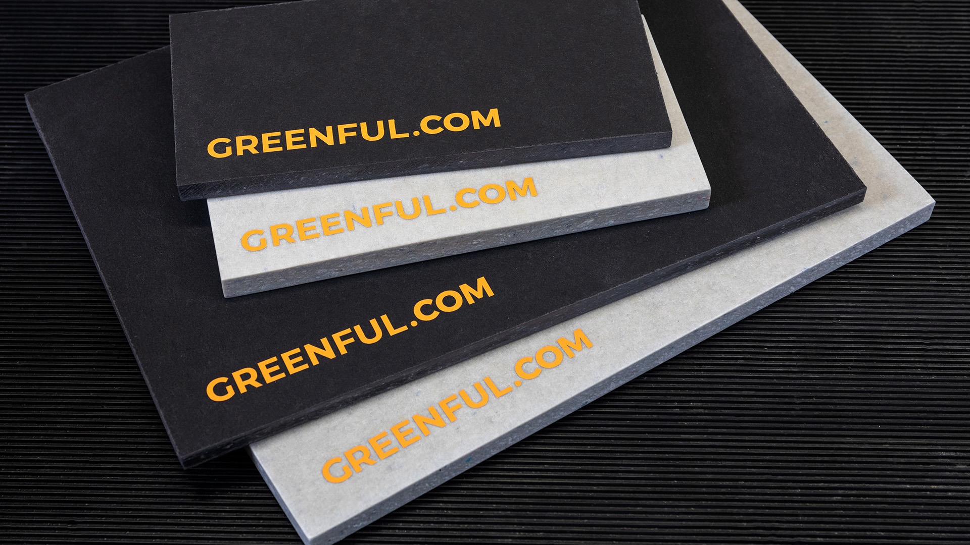 Tekstiilijätteestä tehtyja Greenful Finlandin rakennuslevyjä