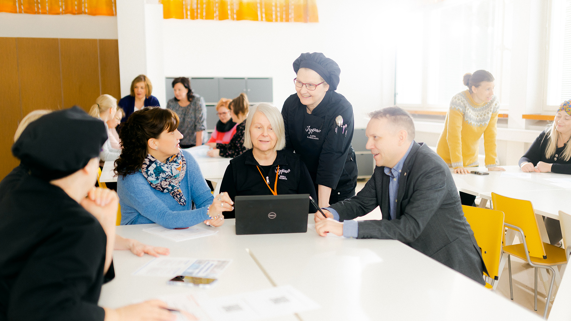 Jamkin ja Jyväskylän palvelualan opiston yhteistiimi työssään