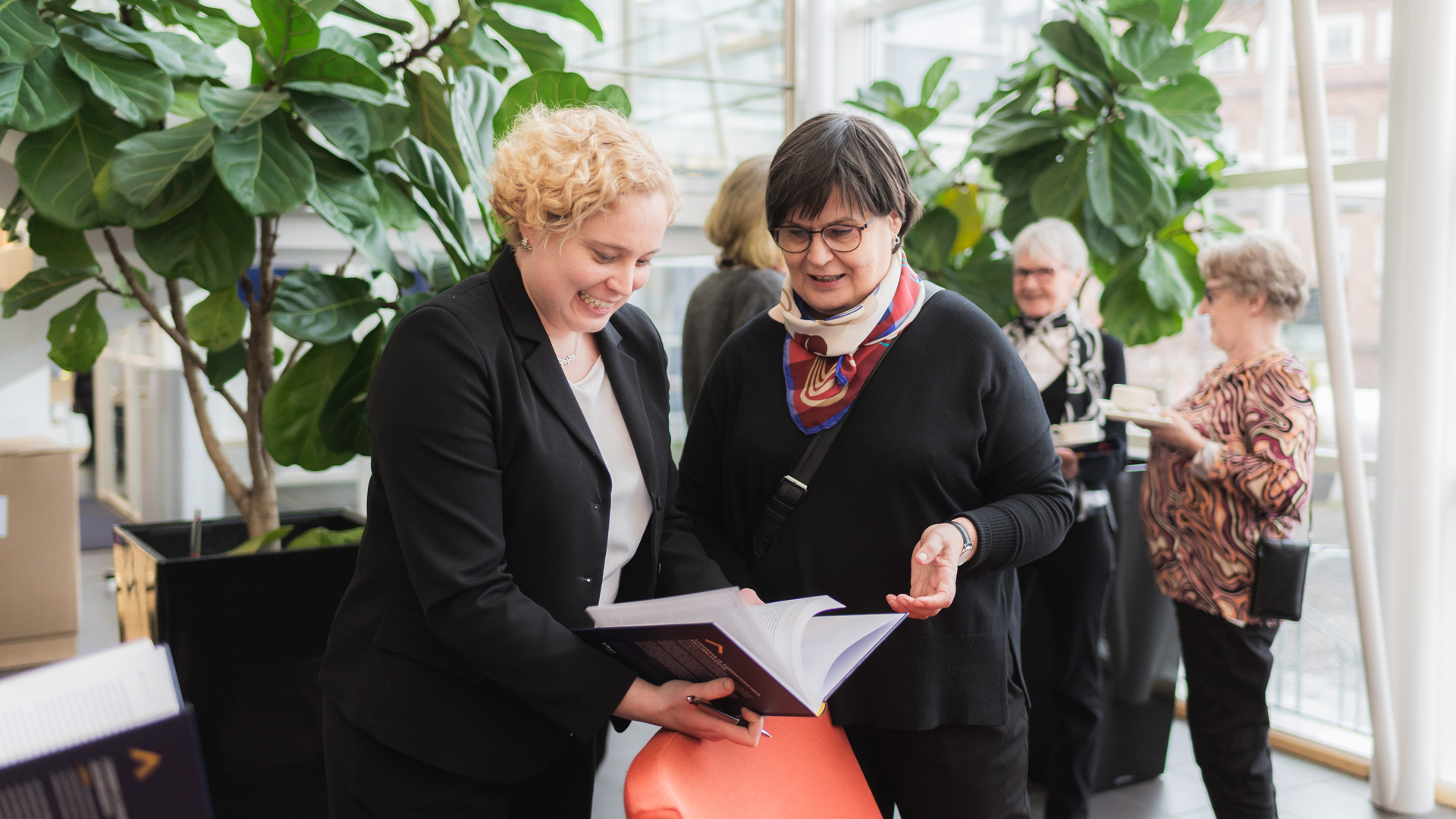 Maria Rantala ja Pirjo Tolvanen Likesin historian julkistamistilaisuudessa