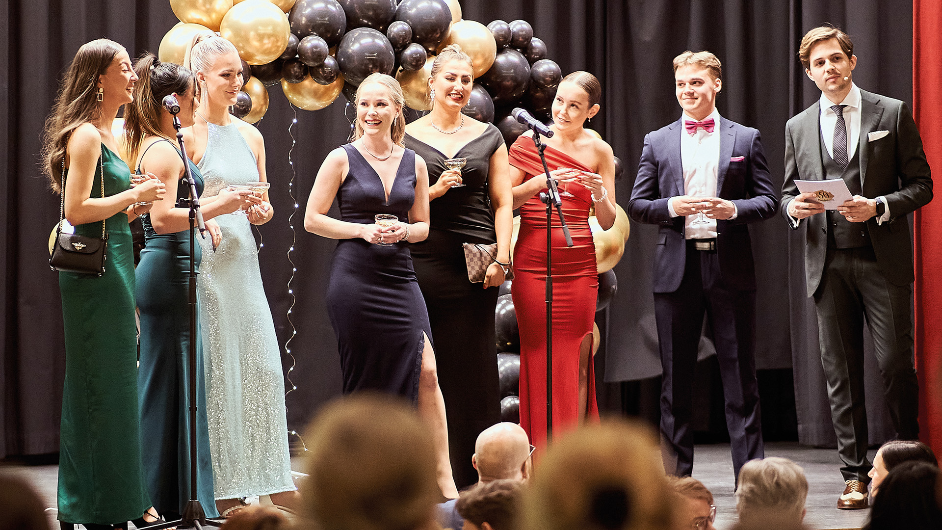 Ihmisiä lavalla Tiimiakatemian 30-vuotisjuhlissa