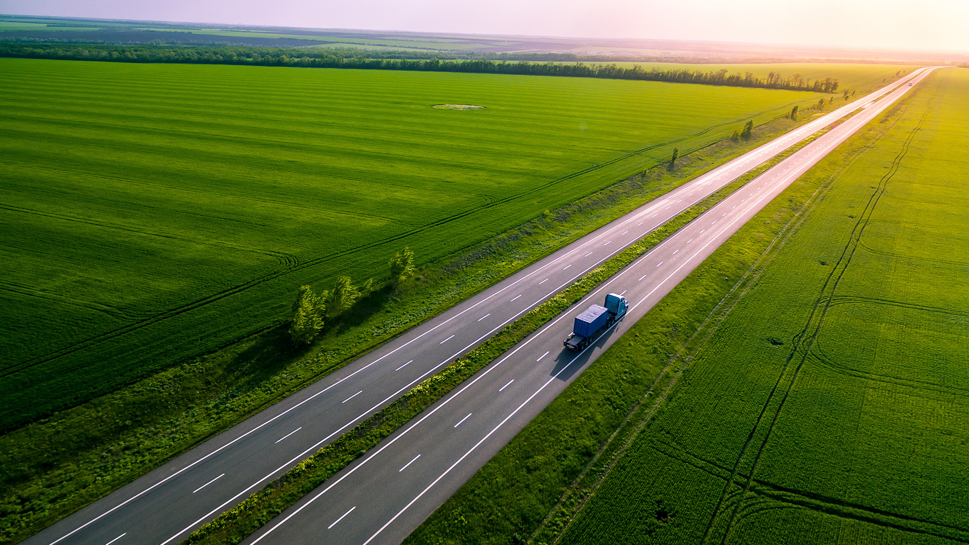Sininen rekka tiellä