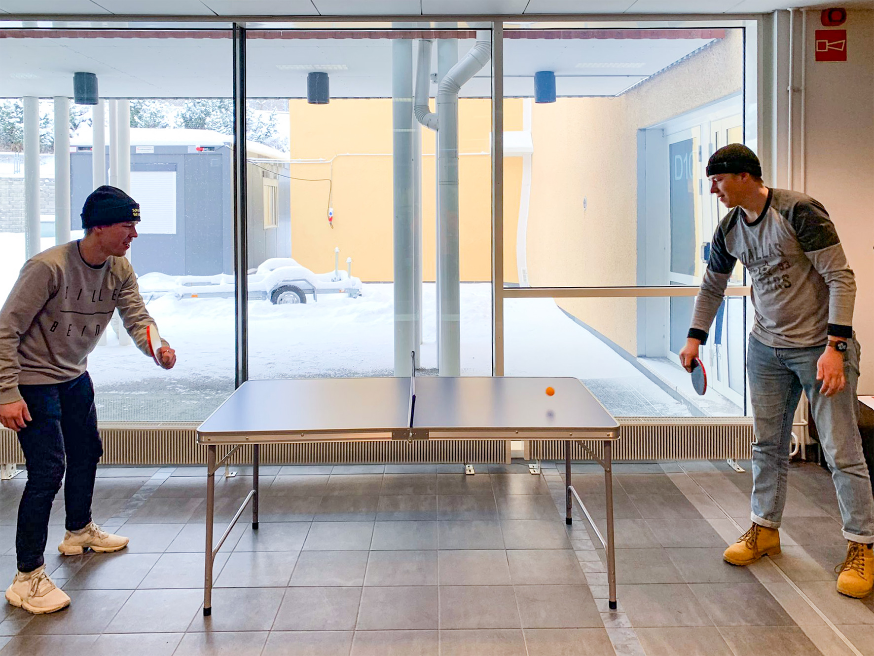 Aktiivisuuatta päiviin. Kaksi opiskelijaa pelaamassa pingistä Rajakadun kampuksella.