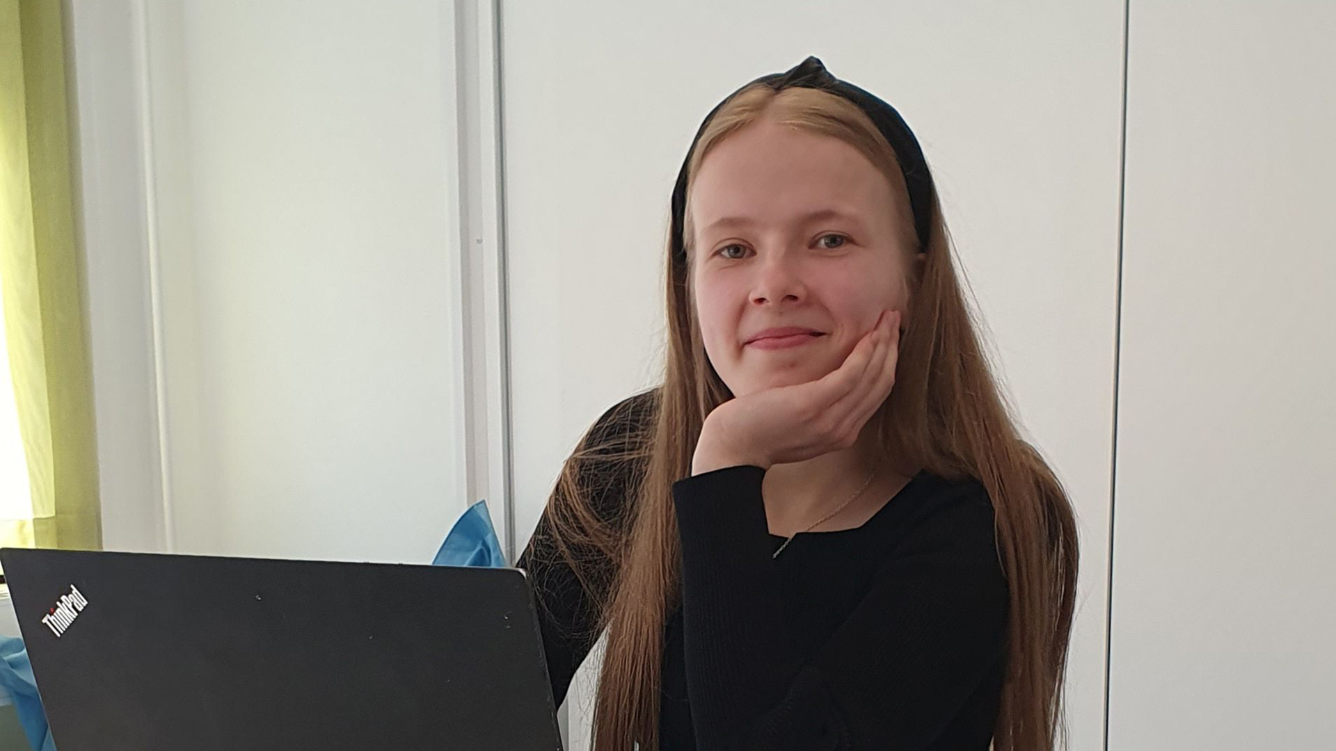 Korkeakouluviikon opiskelija Anni istuu pöydän ääressä