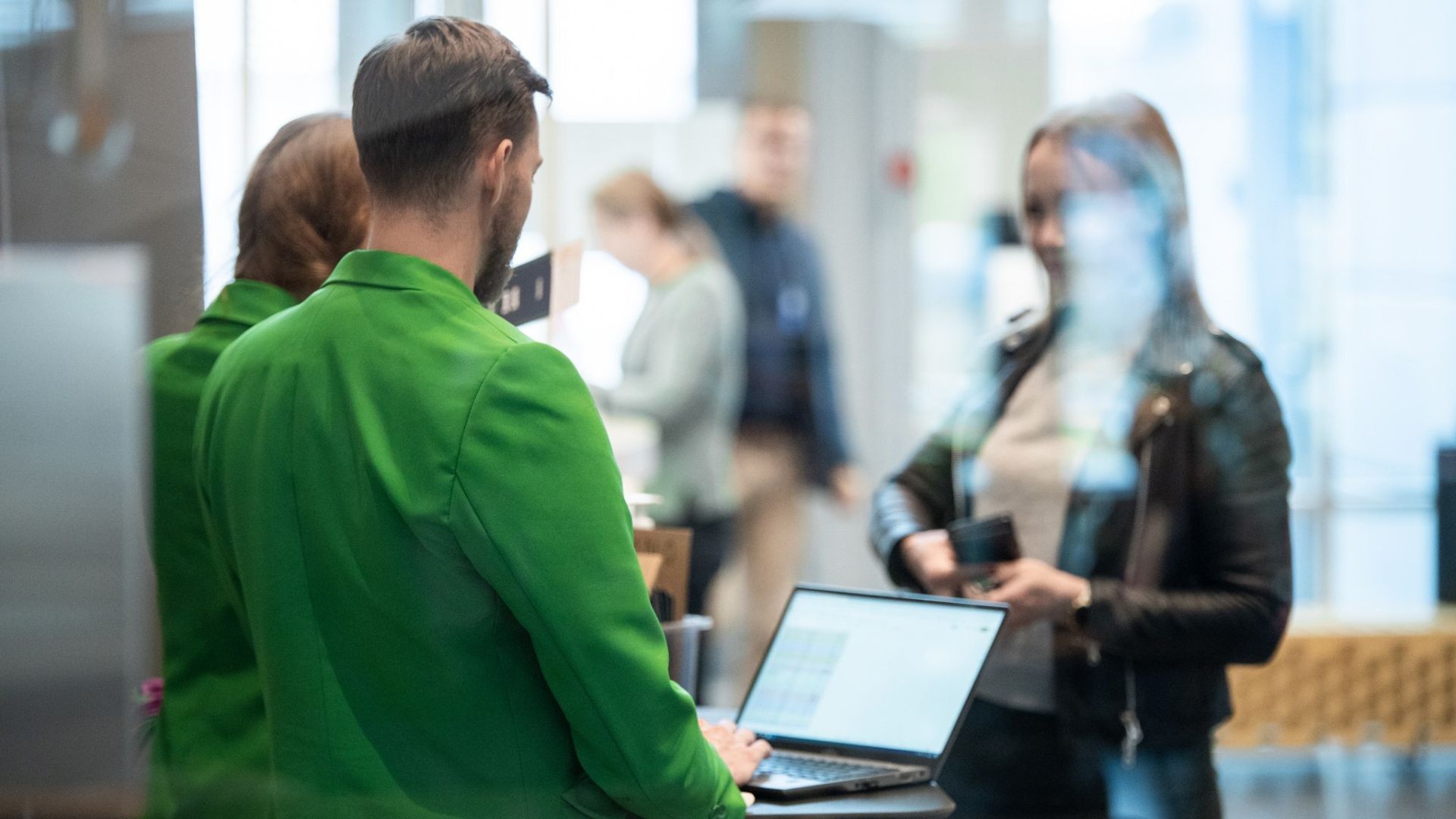 asiakaspalvelutilanne kahden henkilön välillä