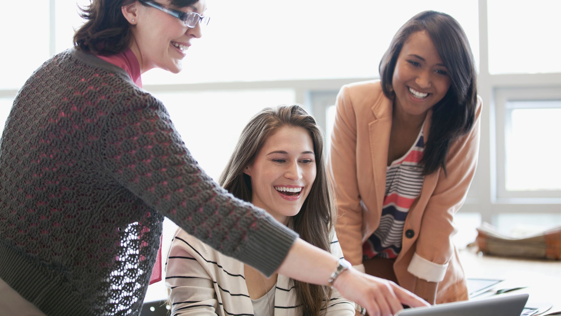 opettaja ja oppilaat läppärillä